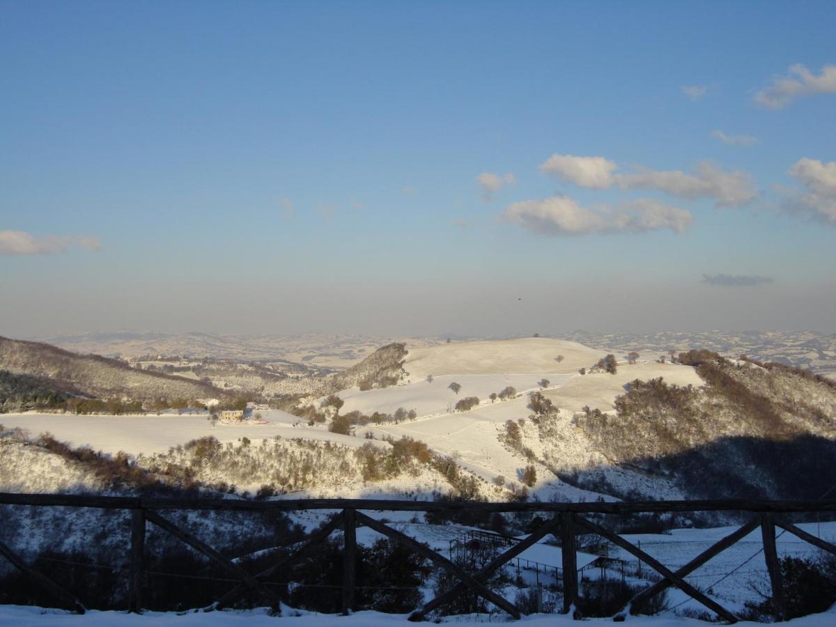 Agriturismo Girolomoni - Locanda Villa Isola del Piano ภายนอก รูปภาพ